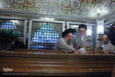 غبارروبی مضجع شريف حضرت سيدعلاءالدين حسين‌بن موسي‌الكاظم(ع)