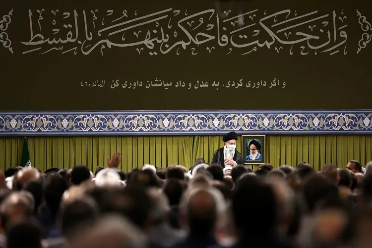 عدالت اصل تخطی‌ناپذیر در قضاوت؛ مضمون آیه نصب‌شده در دیدار مسئولان قضایی با رهبر انقلاب