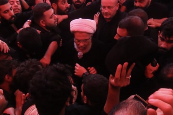 الشيخ عبد المهدي الكربلائي يؤم الصلاة على جثمان الامام الخامنئي (رض) في الصحن الحسيني + صور