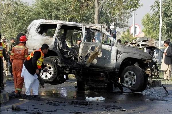 Pakistanda bir məscidin yanında terrorist kamikadze özünü partlatdı