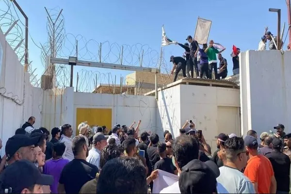 محتجون على الإساءة إلى المصحف يقتحمون سفارة السويد في العراق + فیديو