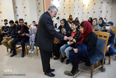 کودکان مبتلا به سرطان برای تبرک از خادم امام رضا پول می گیرند.