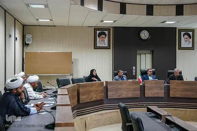 نشست مسئولان مردمی فعالیت‌های قرآنی شیراز با فرماندار
