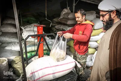 خرید گندم سمنو از بازار توسط طلبه روحانی