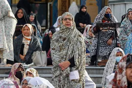 نماز عید سعید فطر در امام‌زاده پنج‌تن لویزان