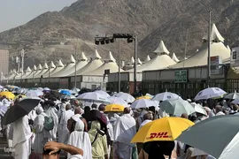 عزیمت هزاران زائر به سرزمین منا با پای پیاده
