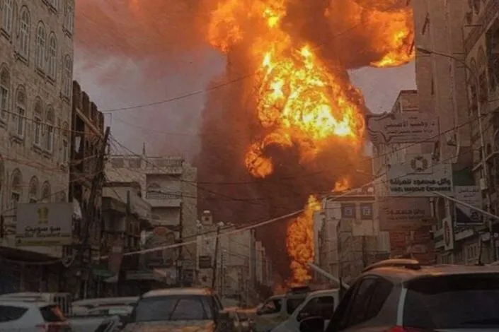 Soykırımcı İsrail Sana'ya hava saldırısı düzenledi