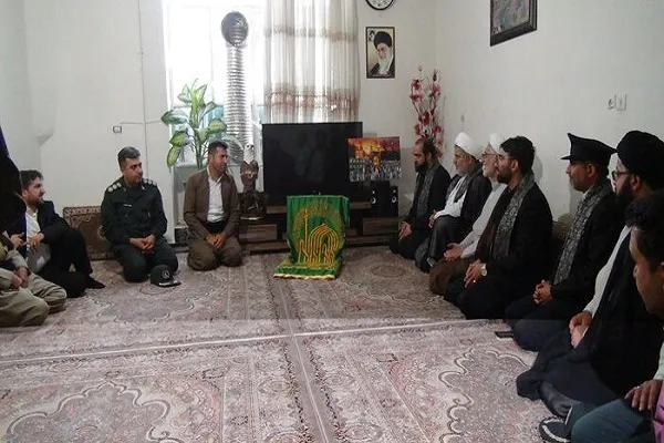 استقبال مردم سروآباد از بیرق حرم امام رضا(ع)