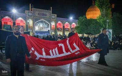 آئین لاله گردانی شام غریبان در حرم شاهچراغ(ع)