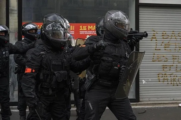 Fransız polisinin başörtülü iki kadını tartaklaması görüntülere yansıdı