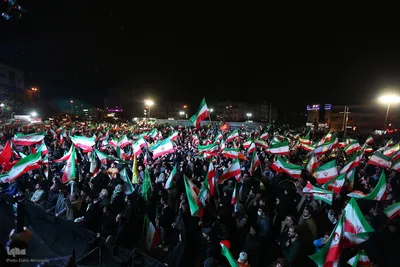 پای کار انقلاب