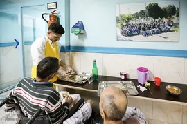 معلولین و سالمندان کهریزک میهمان هم‌نمک شدند
