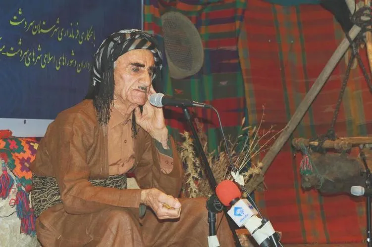 هنرمند 107 ساله موسیقی اقوام نشان درجه یک هنری گرفت