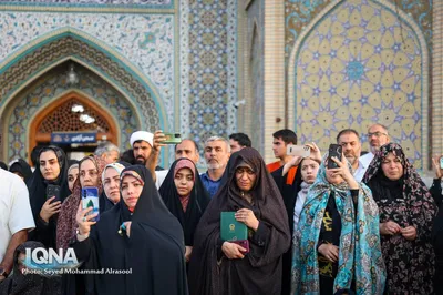 تعویض پرچم گنبد رضوی همزمان با آغاز ماه ربیع‌الاول
