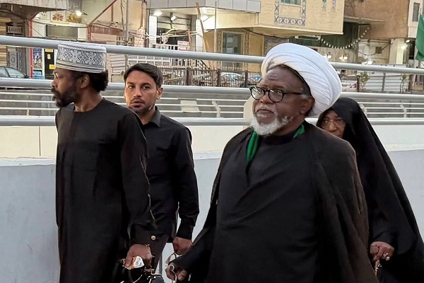 Verrichtung des Gebets für das Märtyrer-Oberhaupt der islamischen Gemeinschaft im heiligen Schrein von Imam Ali (a.s.)