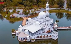 মালয়েশিয়ার প্রথম দৃষ্টিনন্দন পূর্ণাঙ্গ ভাসমান মসজিদ 