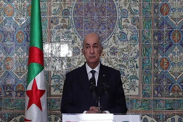 الرئيس الجزائري يوجه بفتح تدريجي للمساجد