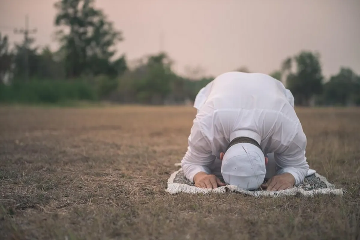 L'architecte de la mosquée devrait être celui qui accomplit ses prières