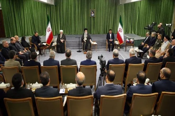 Líder de Irán se reúne con titulares del Gobierno del mártir Raisi
