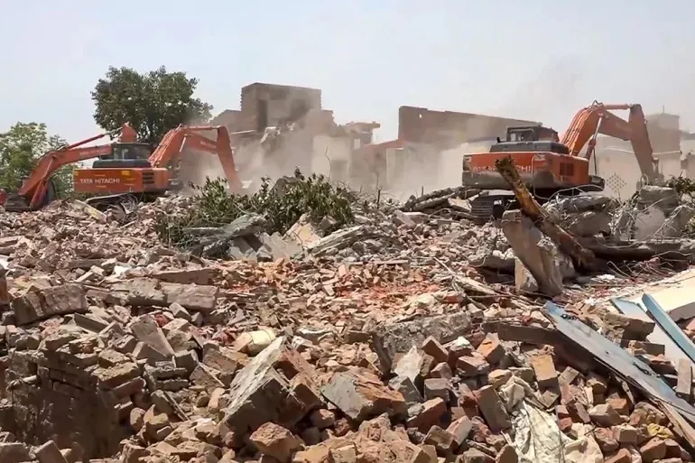 Hindistanda böyük bir məscidin icazəsiz tikilməsi bəhanəsi ilə dağıdılması
