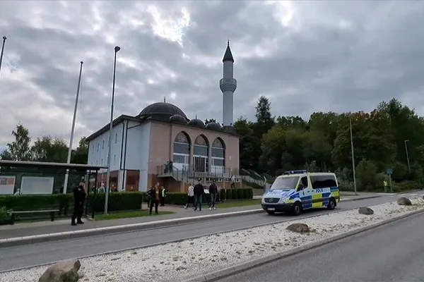 İsveçte cami önünde Kur'an-ı Kerim'e saldırı!