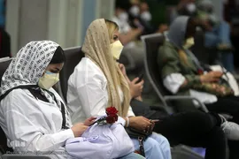 اهدای گل و شیرینی غدیر به مسافرین خارج از کشور فرودگاه امام خمینی(ره)