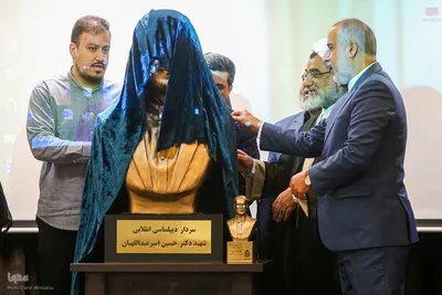 رونمایی از تندیس شهید امیرعبداللهیان