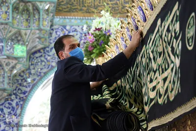 آیین سیاه پوشی ضریح مطهر کریمه اهل بیت در آستانه محرم