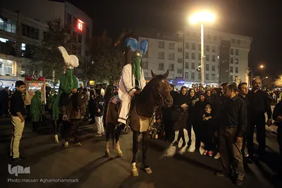 دسته عزاداری شاه حسین گویان در میدان منیریه 