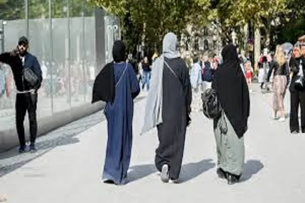 Action Droits des Musulmans saisit le Conseil d’Etat sur l’interdiction de l’abaya à l’école