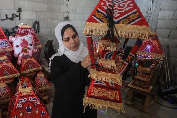 Gazze'nin eli işi ramazan kandillerini 5 çocuk annesi Kader yapıyor