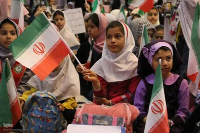 دانش آموزان شیرازی در سوگ همکلاسی های شهید