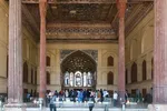 بازدید مسافران نوروزی از کاخ چهلستون اصفهان