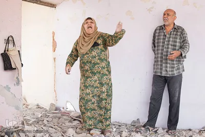 «غنیه غانم محمد» مادر 9 کودک، وقتی از کمبود حمایت دولتی در بازسازی خانه‌اش شکایت می‌کند بی‌طاقت می‌شود. او می‌گوید: هیچ کس به من کمک نکرد؛ چگونه باید خانه‌ام را بازسازی کنم؟ دوباره وام بگیرم؟ 