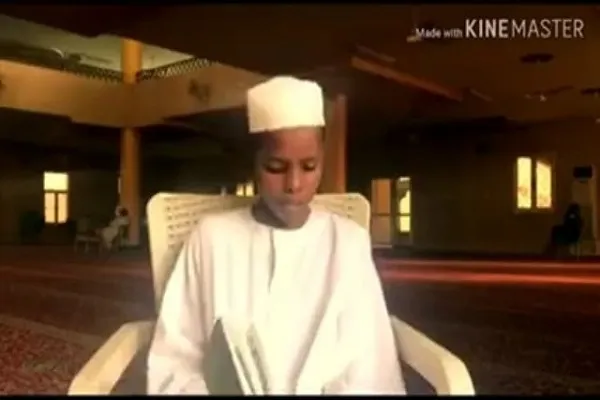 Sudanlı genç kârinin yerel tarzda Kur’an tilaveti