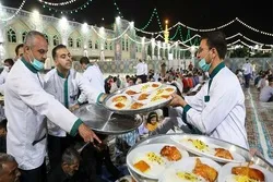 حرم امام رضا(ع) میں عید غدیر کی مناسبت سے متبرک دسترخوان کا اہتمام