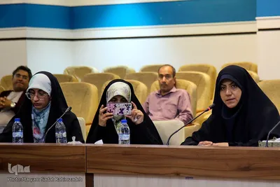 نشست صمیمانه فعالان مردمی فرهنگ و هنر استان فارس با محمدمهدی اسماعیلی، وزیر فرهنگ و ارشاد اسلامی