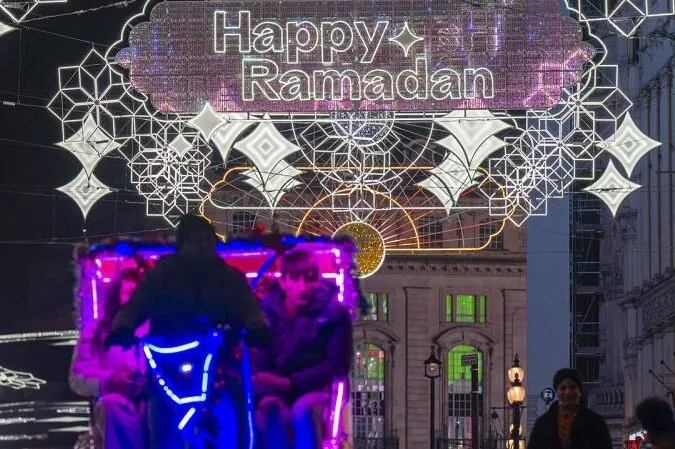 Londra’nın ünlü caddesi Ramazan ışıklarıyla aydınlatıldı