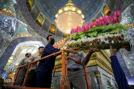 گل آرایی حرم حضرت علی(ع) به مناسبت عید غدیر