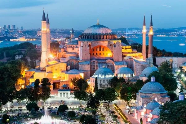 Ayasofya'daki resimler namaz vakitlerinde perdelenmelidir