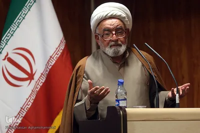 حجت‌الاسلام والمسلمین عبدالکریم بی‌آزار شیرازی، از پیشکسوتان تقریب و رئیس اسبق دانشگاه مذاهب اسلامی