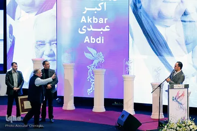 بزرگداشت اکبر عبدی در افتتاحیه سی و ششمین جشنواره فیلم فجر