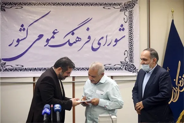 تجلیل وزیر ارشاد از راننده تاکسی امانتدار