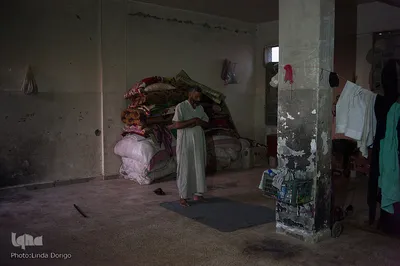 مردی در مدرسه متروکه حریجیه در 80 کیلومتری حجین، نماز می‌خواند؛ 100 نفر از مردم دیرالزور در اتاق‌های خالی این ساختمان پناه گرفته‌اند.
