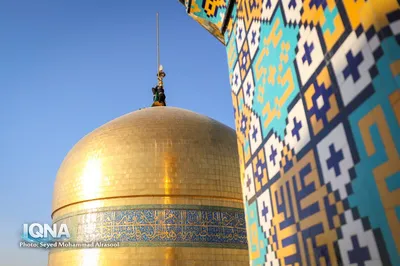 تعویض پرچم گنبد رضوی همزمان با آغاز ماه ربیع‌الاول
