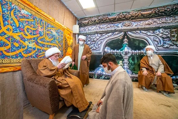 تعدادی از طلاب توسط آیت‌الله وحیدخراسانی معمم شدند + تصاویر