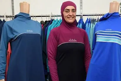 Protes Masyarakat Inggris atas Pelarangan Pakaian Renang Islam