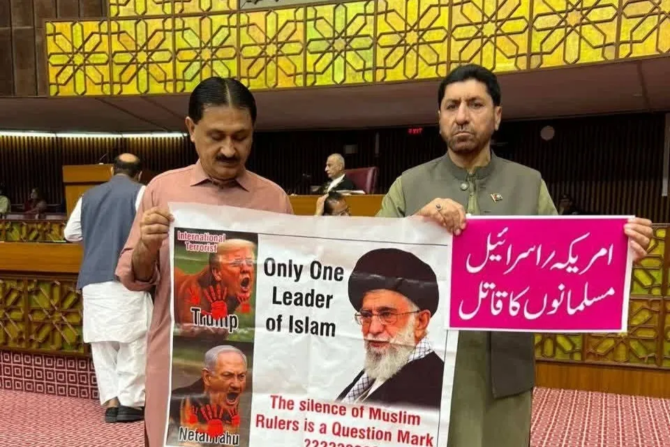 Sokongan  tidak pernah berlaku dari Parlimen Pakistan untuk Iran dan Pemimpin Tertinggi Revolusi