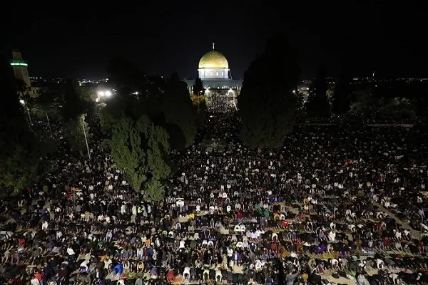 حضور پرشور فلسطینیان در احیای شب 27 رمضان مسجد الاقصی + فیلم
