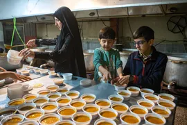 حمایت مردمی از رزمندگان: فعالیت جهادی در پخت و رساندن افطار